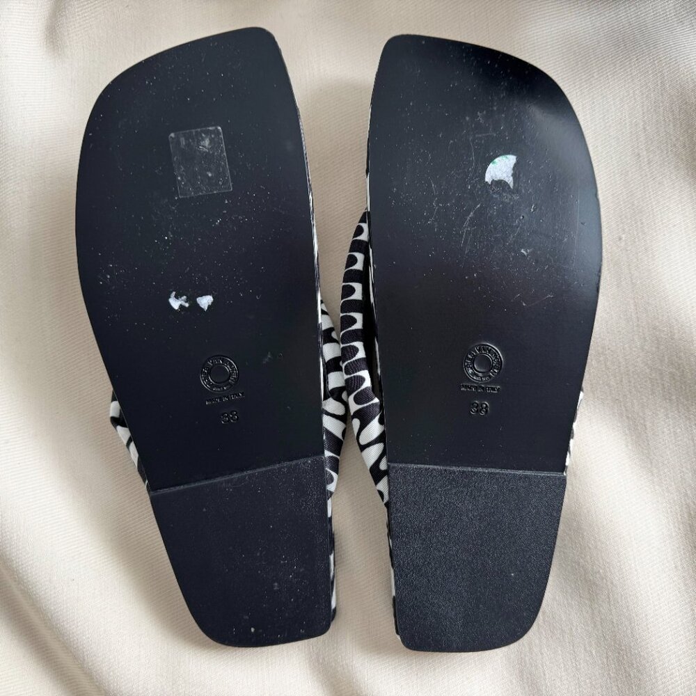 Dries Van Noten Printed Flip Flops, size 38 (fits like 8.5) - Picture 5 of 7